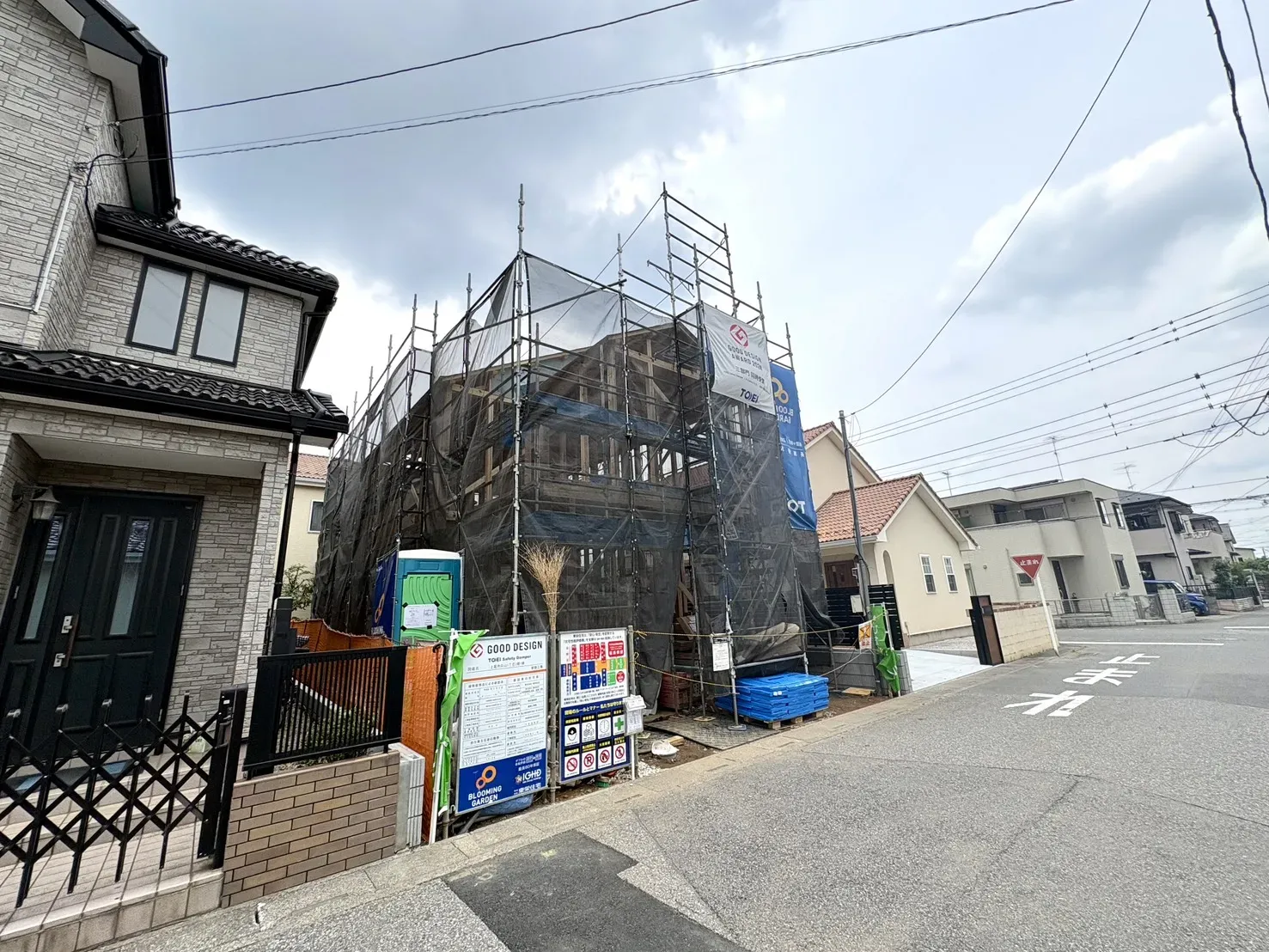 【外観写真】カースペース2台分を確保。前面道路約6.0mに面し、車の出し入れもしやすい配置です。
