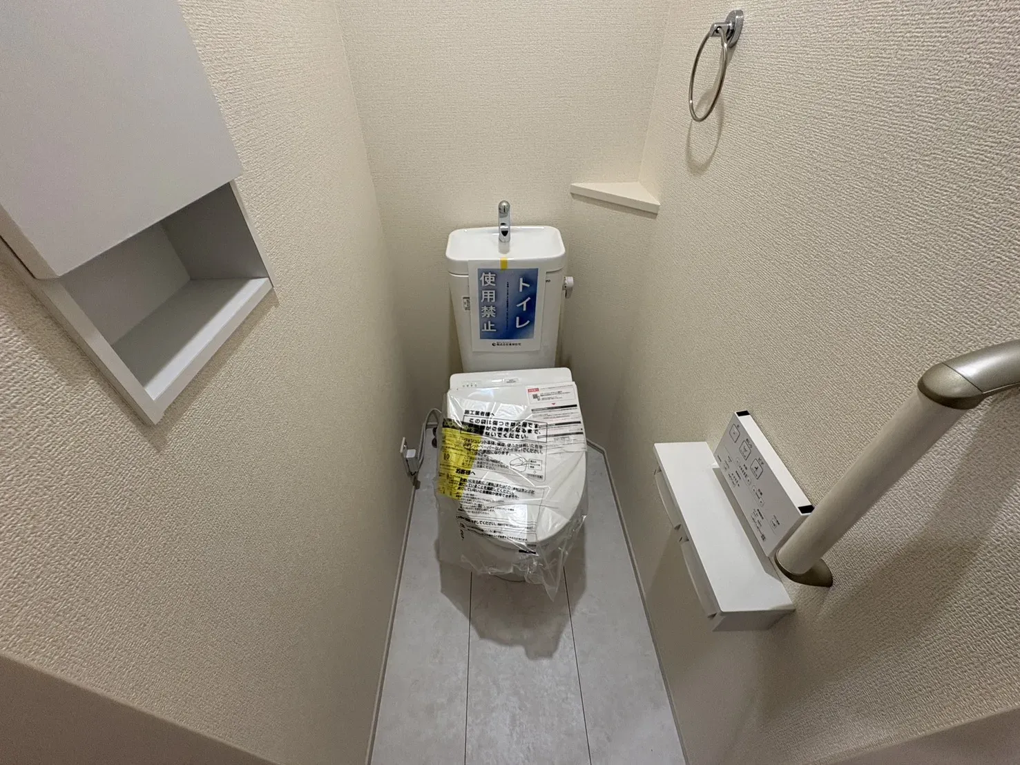 節水型でエコなトイレには、今では当たり前のウォシュレット付き。便座を温める機能もついていて、居心地良くてトイレから出られなくなるかも!換気用に換気扇はもちろん、窓も着いているので常に快適ですね♪
