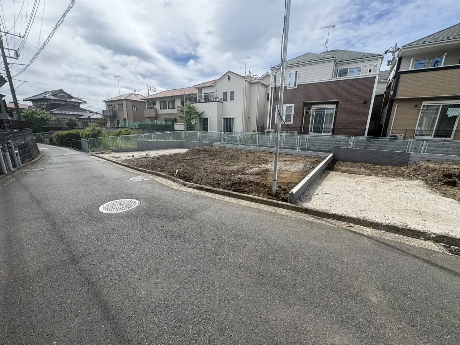 1号棟、2号棟ともにカースペース2台完備。自転車置き場としてもご利用いただくことが可能となっております。