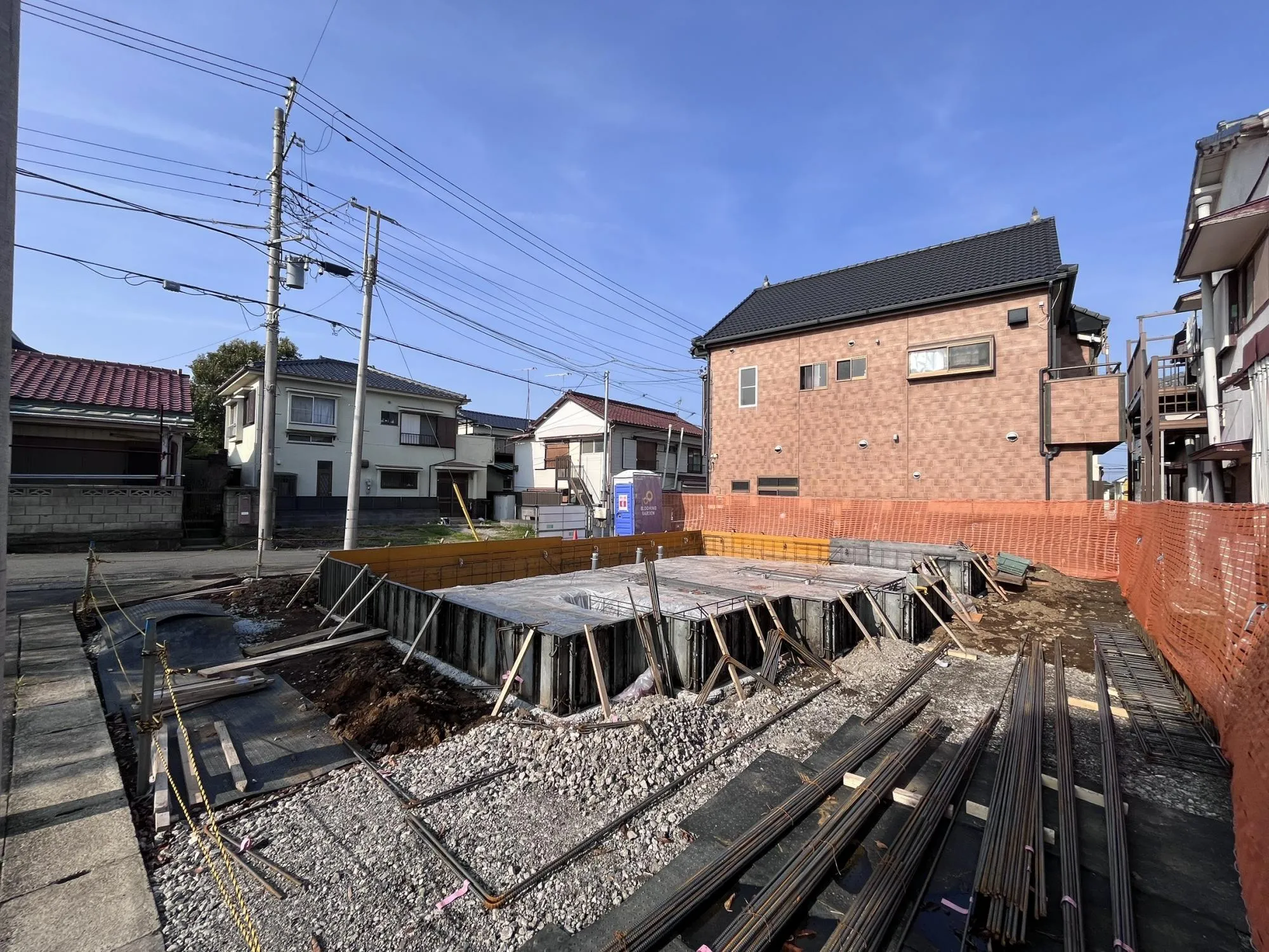 重厚感の中にスタイリッシュさを兼ね備えた外観。落ち着いたカラーリングが上質な暮らしを演出します。
