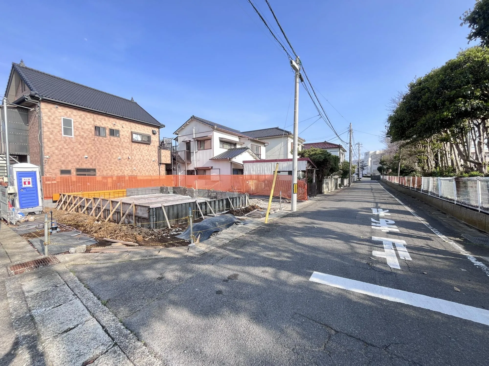落ち着いた生活道路に面した物件。車通りが少ないため、小さなお子様がいるご家庭にも安心。駐車もスムーズに行えます。
