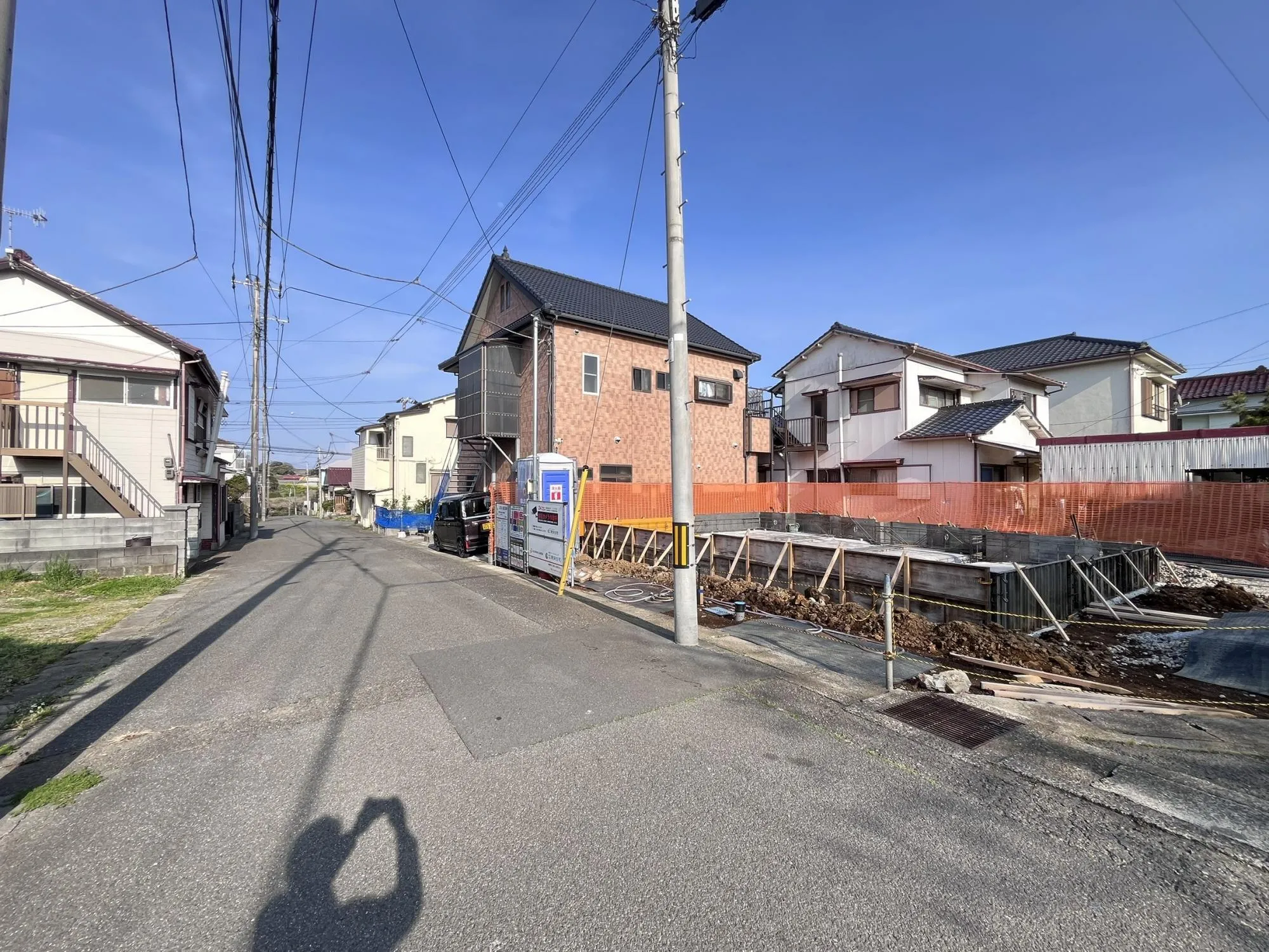 周辺は居住者のみの利用のため交通量が少なく、車の出入りもスムーズに行えます。静けさと安心を両立した住まい。