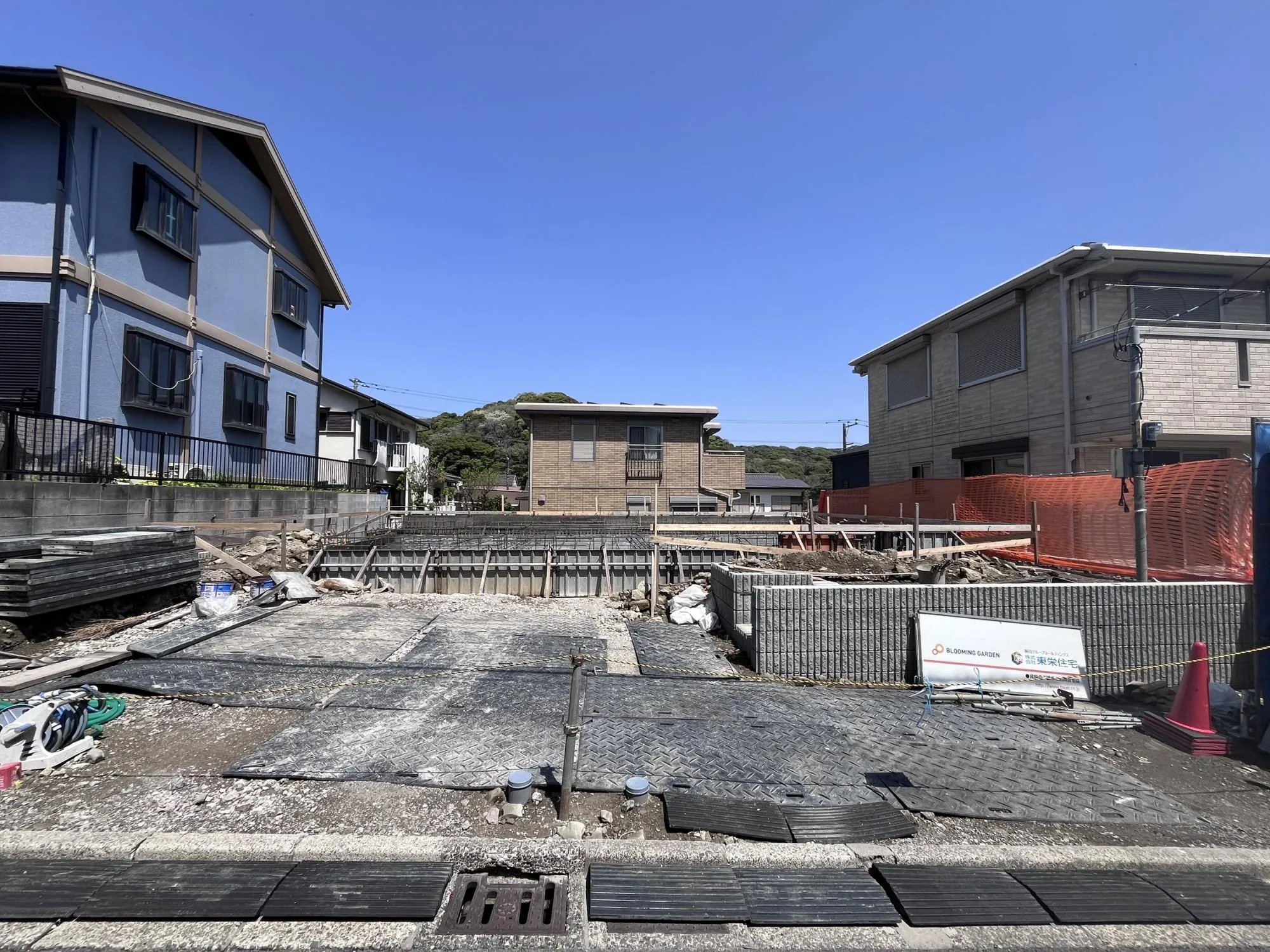 落ち着いた生活道路に面した物件。車通りが少ないため、小さなお子様がいるご家庭にも安心。駐車もスムーズに行えます。
