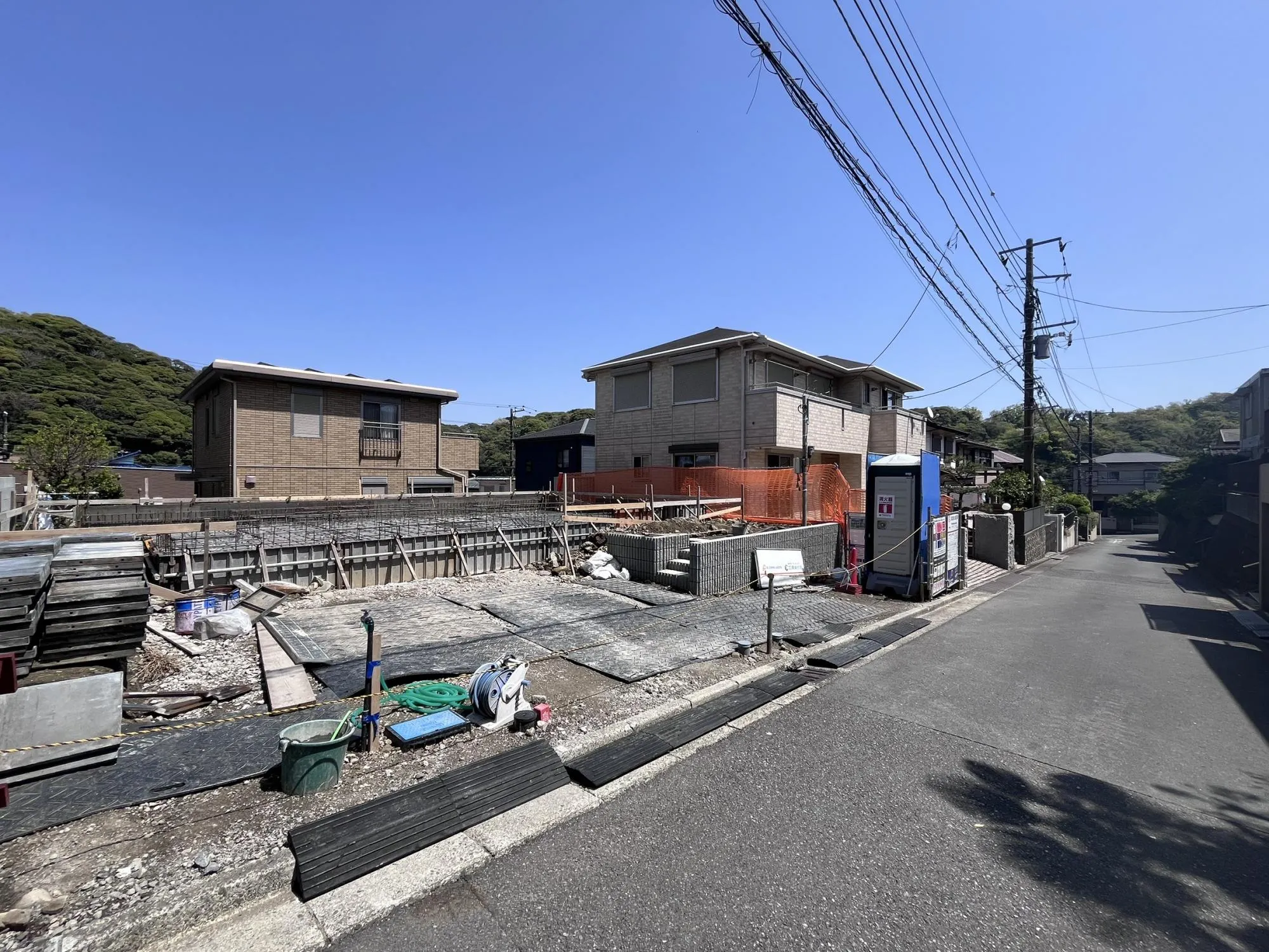周辺は居住者のみの利用のため交通量が少なく、車の出入りもスムーズに行えます。静けさと安心を両立した住まい。
