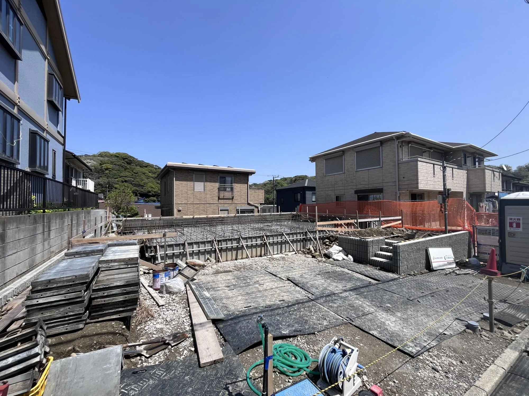 南西道路に面し、日当たり良好!明るく開放的な住まいで、毎日が心地よい空間に。カースペース3台分完備で、ご家族や来客にも便利です。