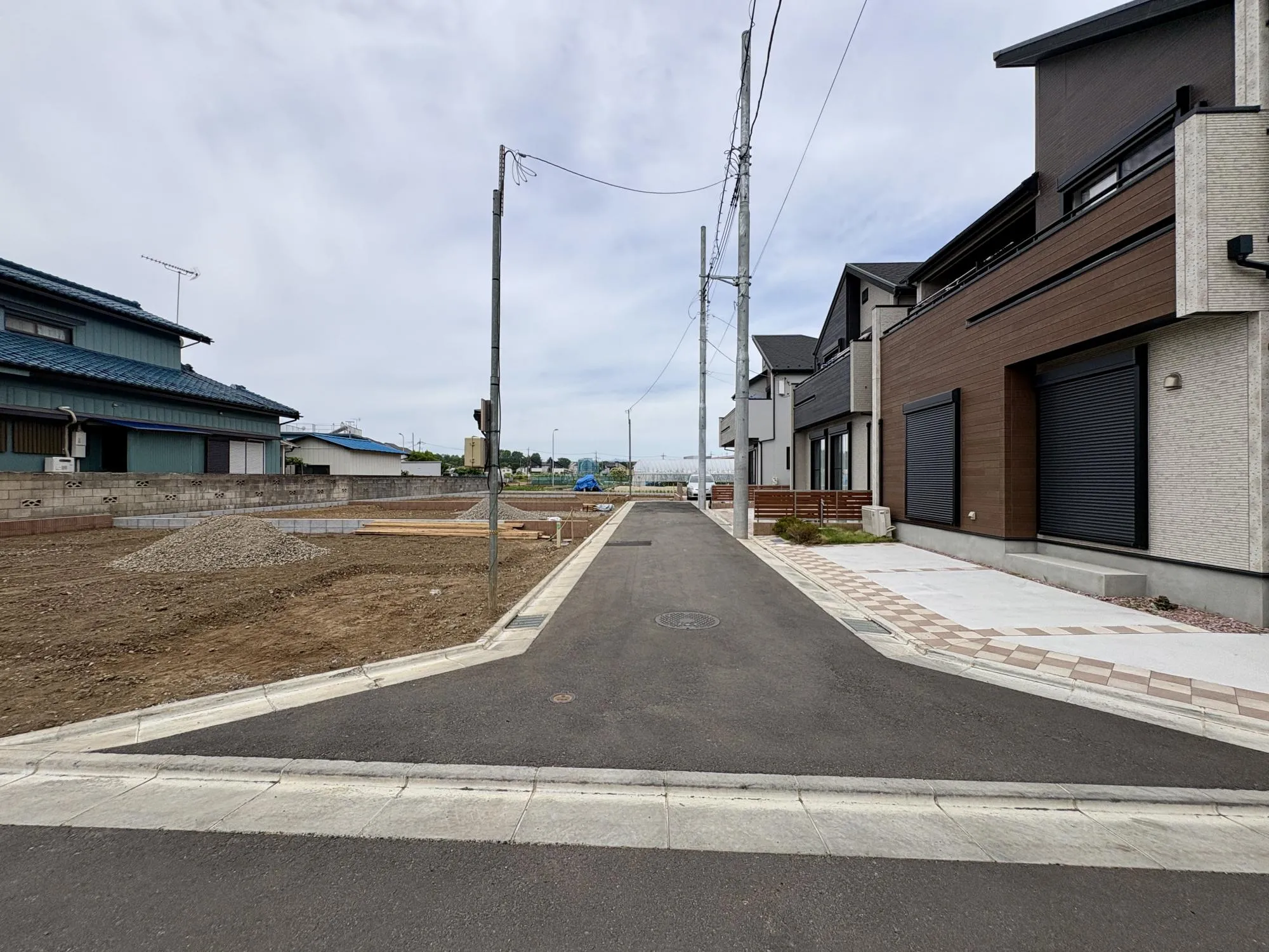 【前面道路含む現地写真】