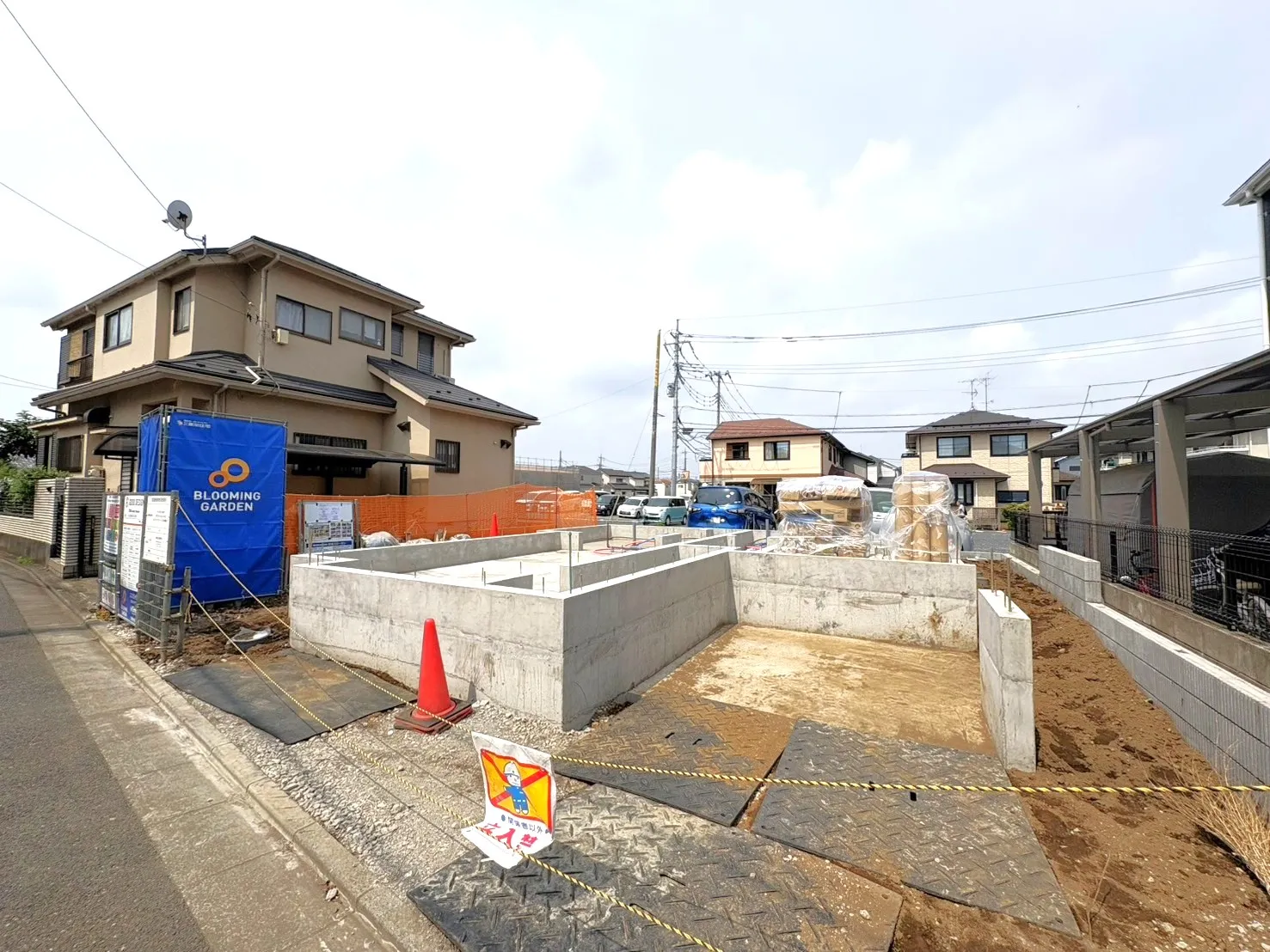 【外観写真】カースペース2台分を確保したゆとりある敷地。落ち着いた住宅地に位置し、穏やかな住環境が広がります。