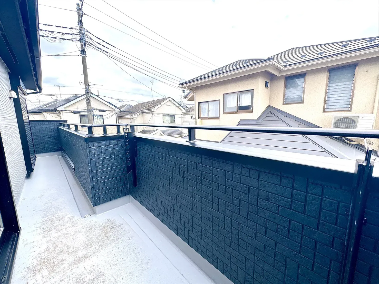 【バルコニー】広々設計のゆとりあるバルコニー♪洗濯物やお布団もゆったり干せる広さを確保。家族の暮らしにゆとりを生む、機能性と快適性を兼ね備えた空間です。
