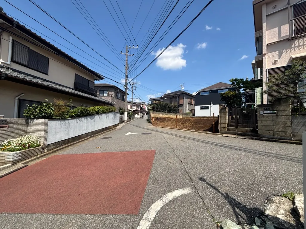 前面道路含む現地外観写真
