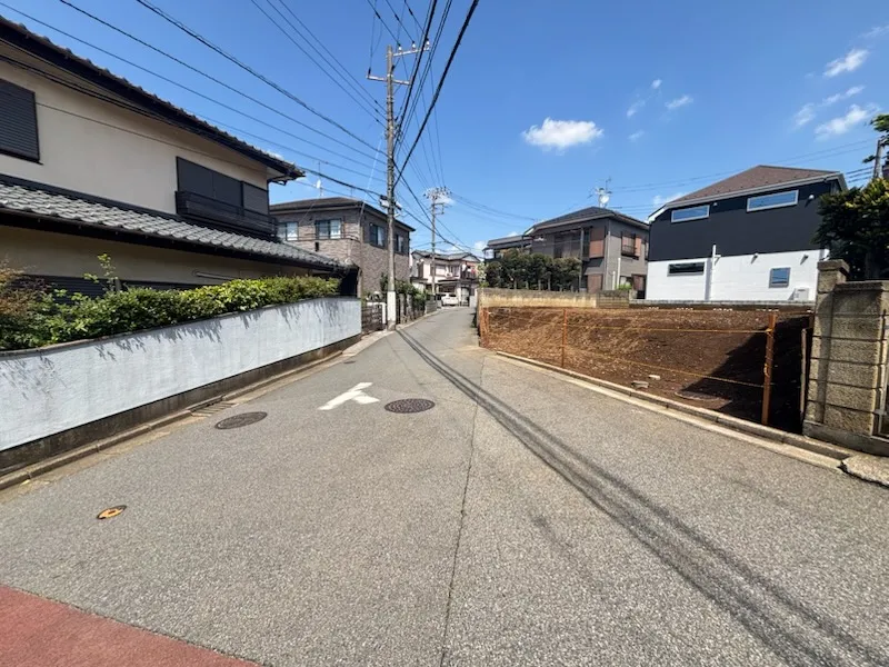 前面道路含む現地外観写真