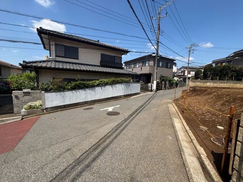 前面道路含む現地外観写真