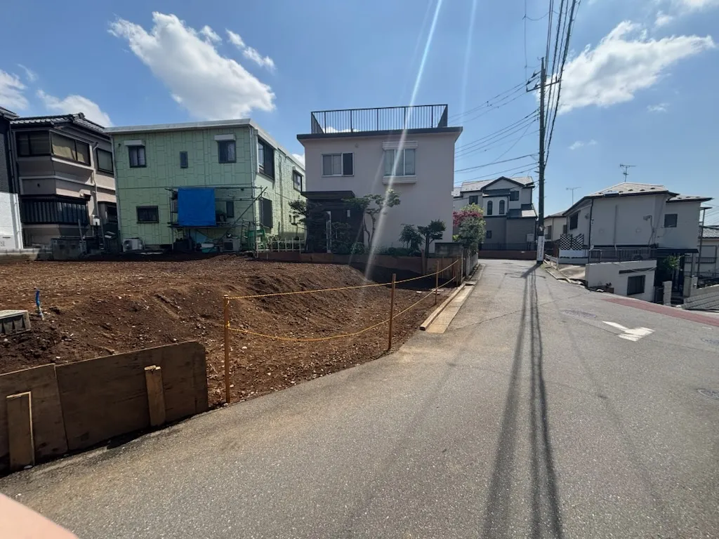 前面道路含む現地外観写真