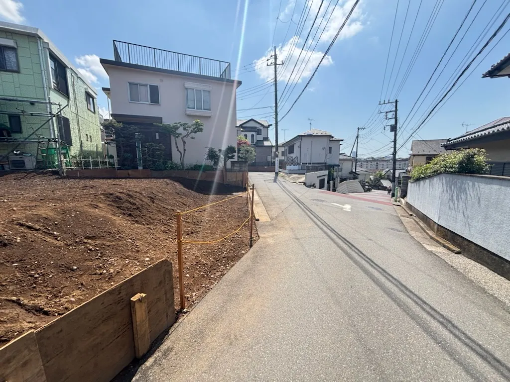 前面道路含む現地外観写真