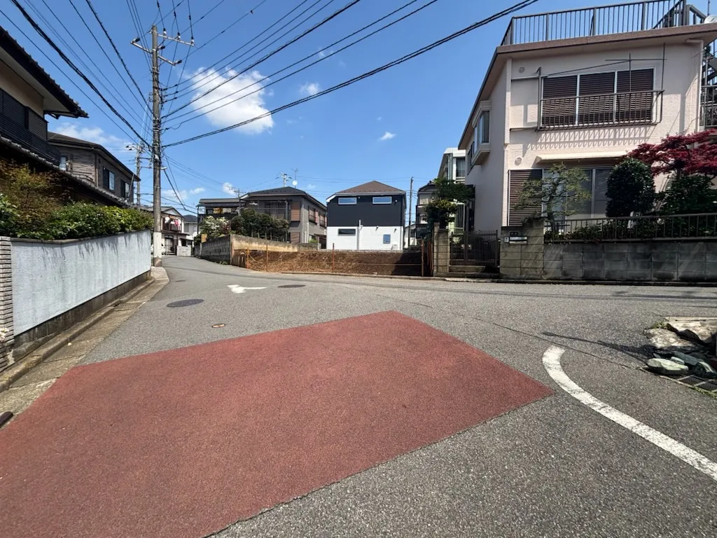 前面道路含む現地外観写真