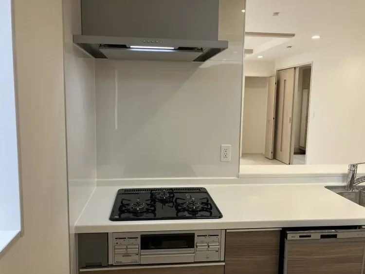 3口コンロ付きキッチンで、複数のお料理を同時に調理でき家事の時短になります☆