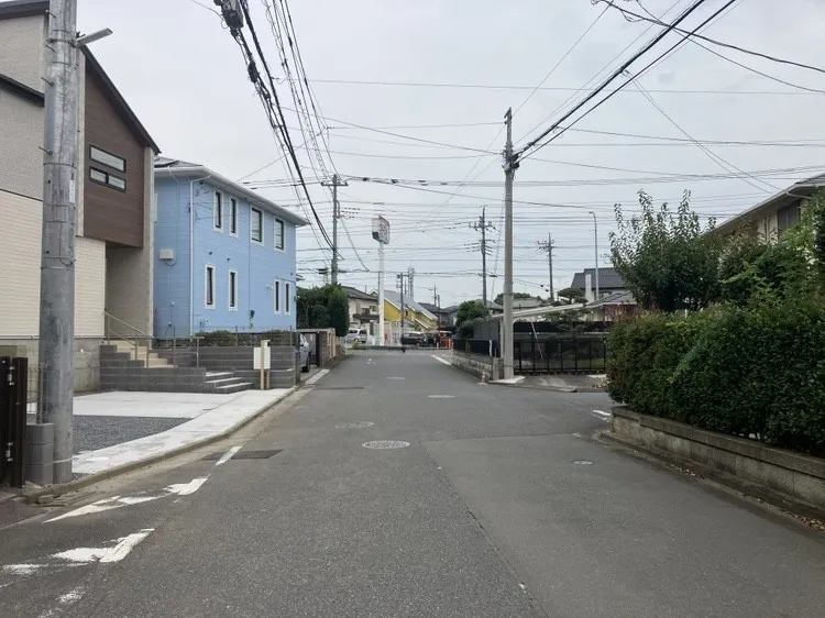 車通りが少なく、静かで過ごしやすい環境になってます☆公園までも徒歩3分の距離でお散歩も楽しくなりますね♪