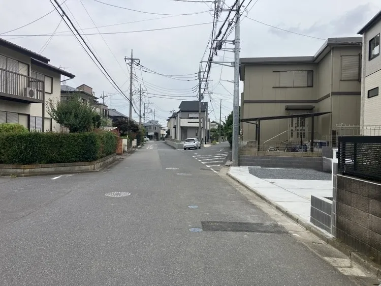 前面道路は見通しが良く、明るく開放感のある住環境です!毎日の車の出入りもスムーズに行えそうですね☆