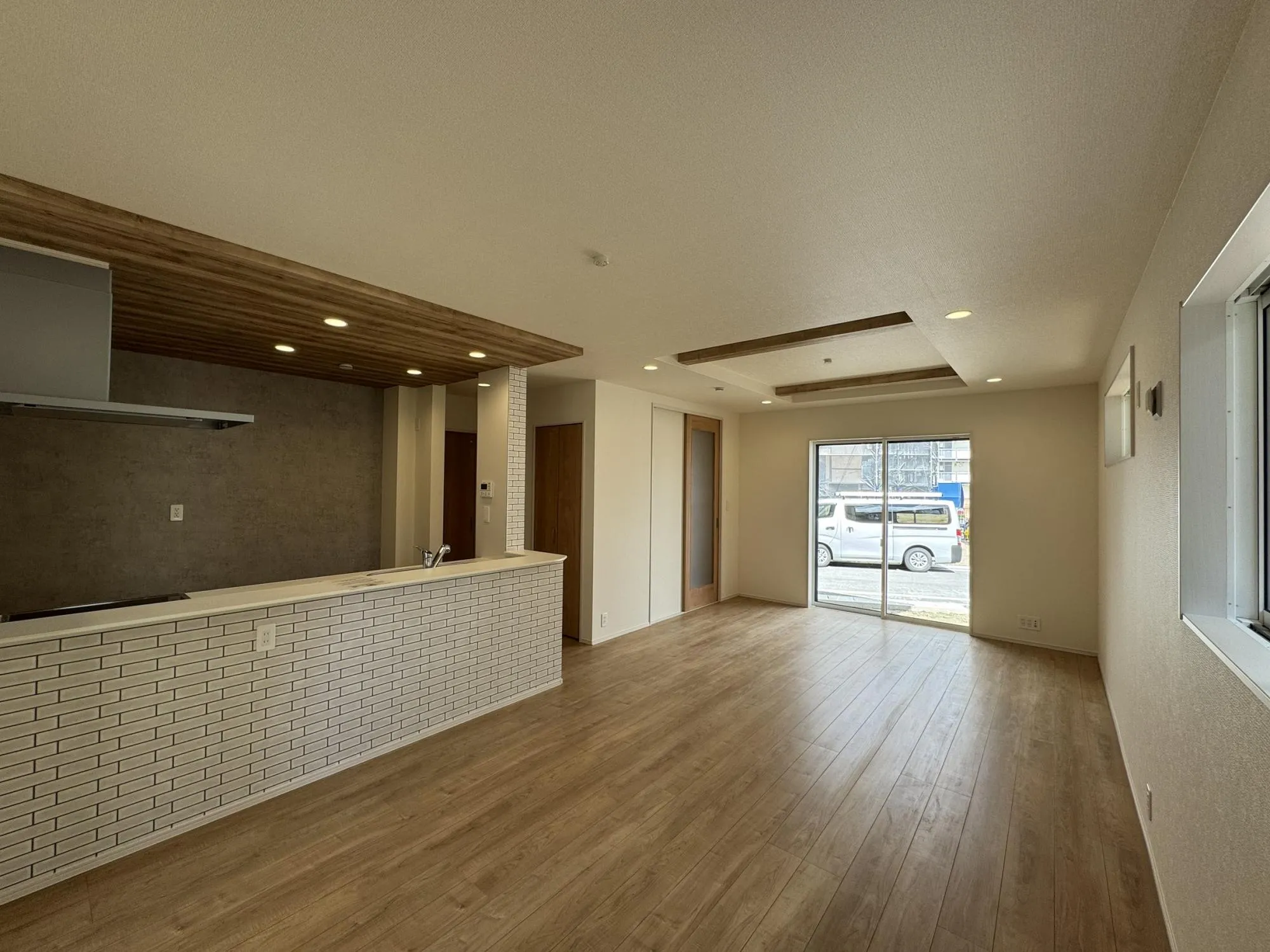 【⑩号棟LDK18帖】
フルオープンキッチンで配膳・片づけも楽々!