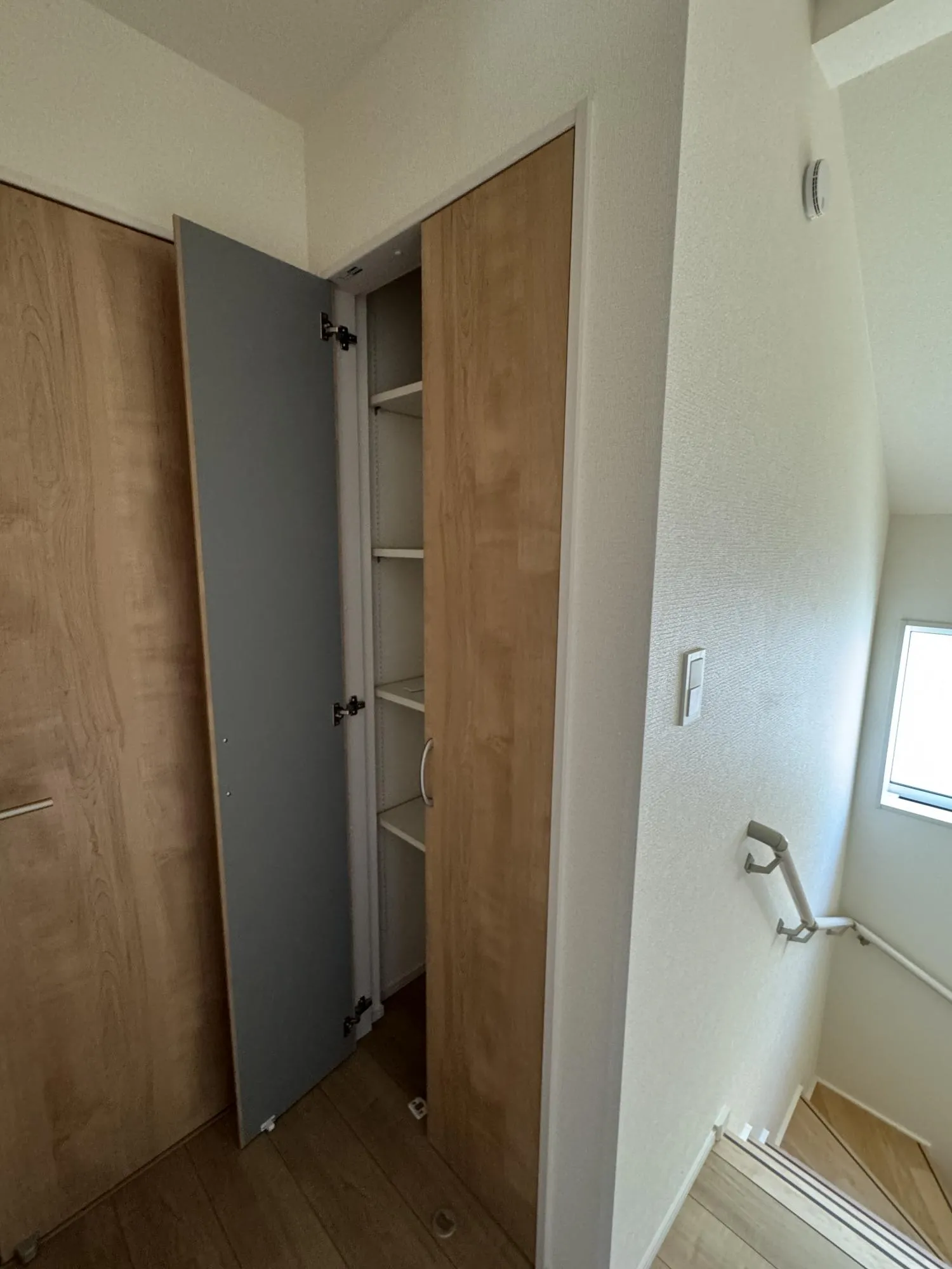 【⑪号棟収納】2階廊下に扉付きの収納があります