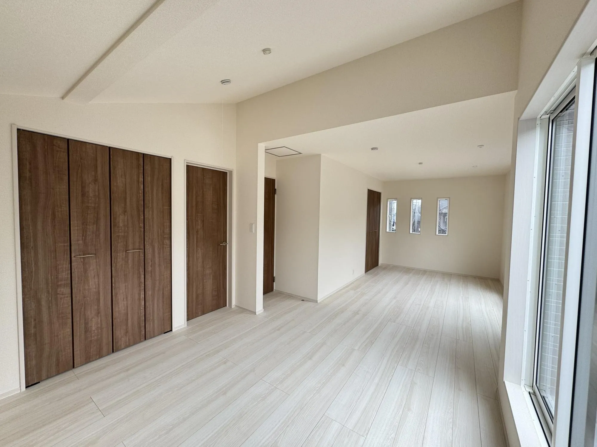 【⑨号棟洋室5.25帖+7.5帖】
広々と1部屋としても。壁を造作して2部屋としても。※別途工事費要