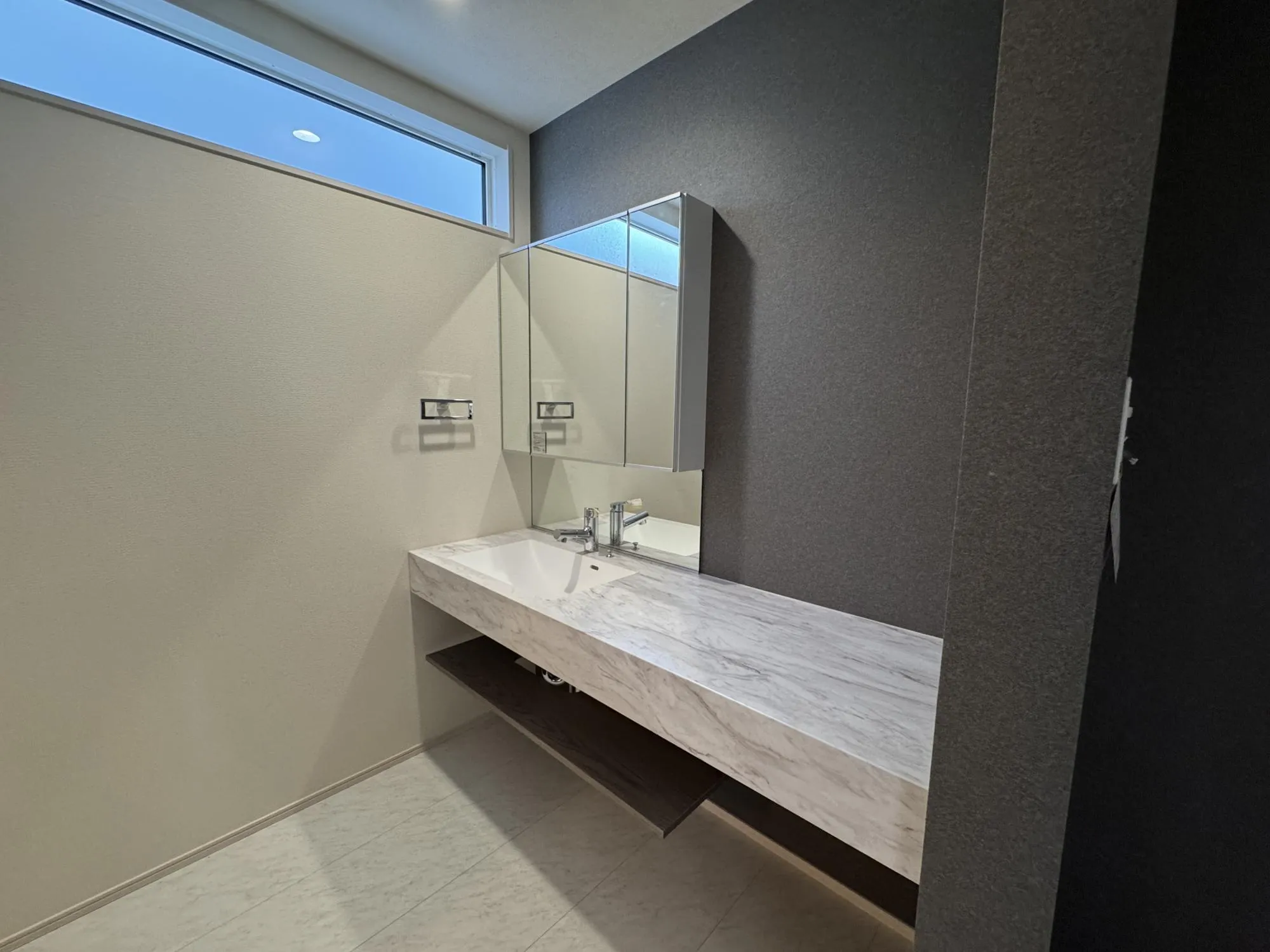 【⑫号棟洗面所】
ホテルライクな洗面台はワイドサイズで広々使えます!鏡の中も収納あり!