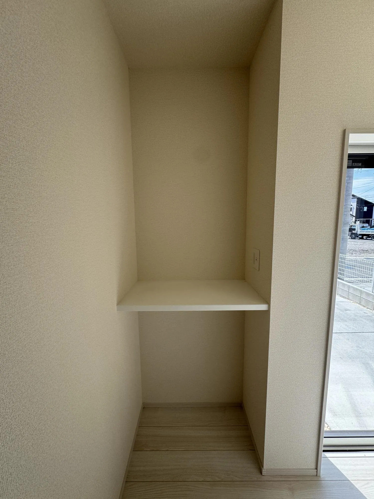 【リビングカウンター】
作業台や飾り棚としても使えるスペースです