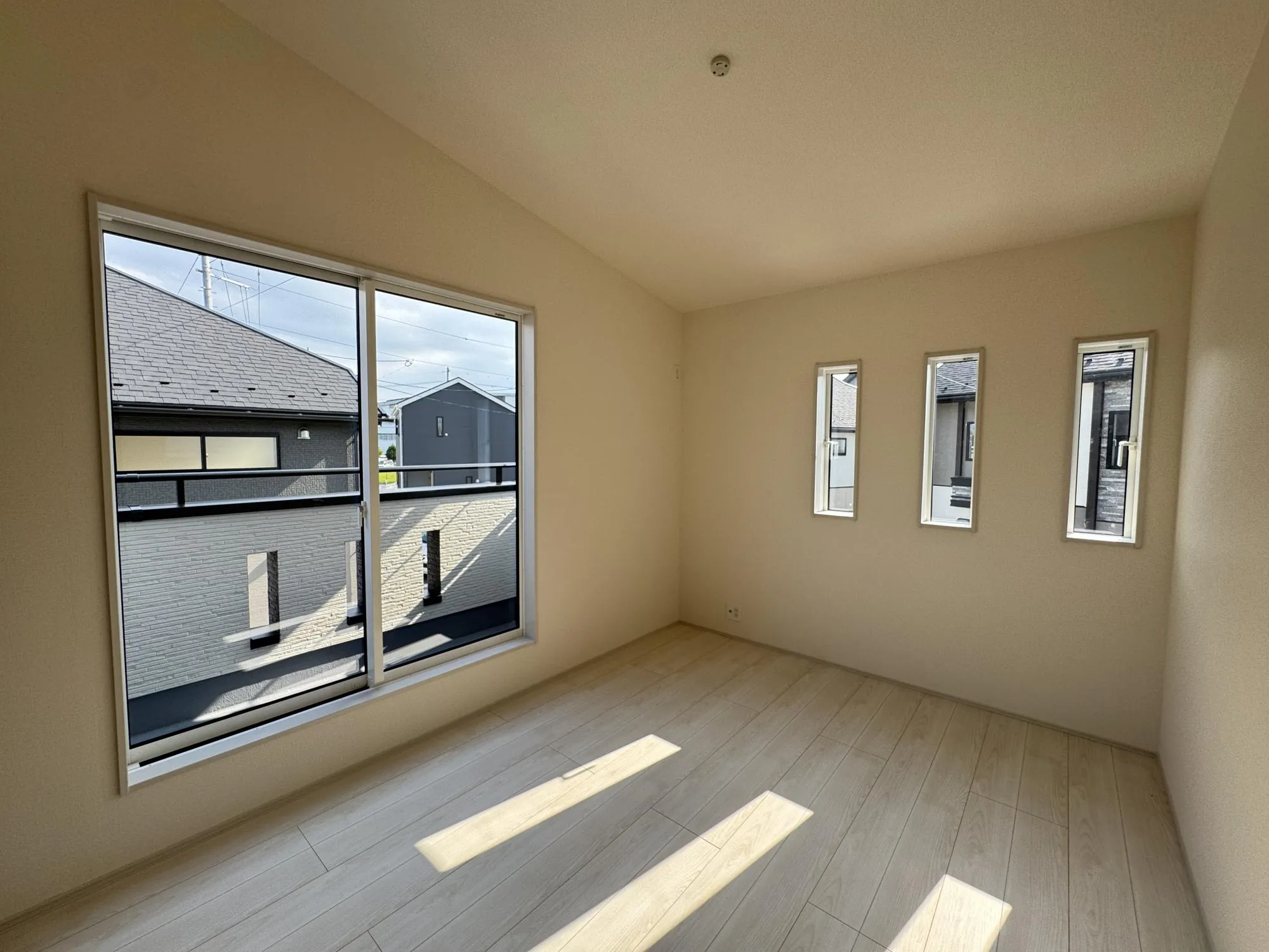 【⑦号棟洋室6.0帖】窓が多く光が入りやすいお部屋です!