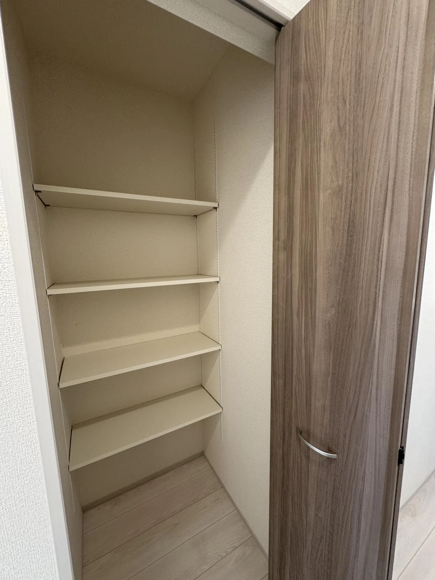 【⑦号棟収納】2階廊下の扉付き収納は奥行きがあり、収納力が高いです!
