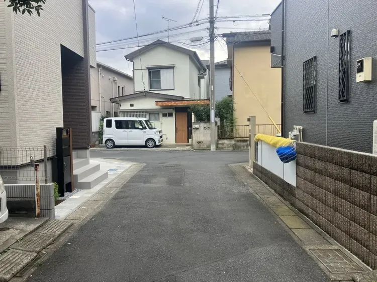 【街並み】2方向が道路に面した角地です!