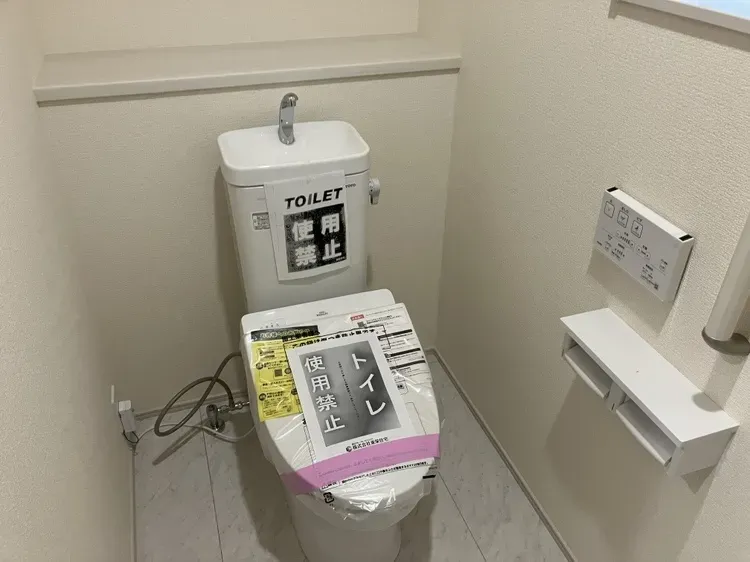 手すり付きトイレで、どなたでも安心して使いやすいトイレです!