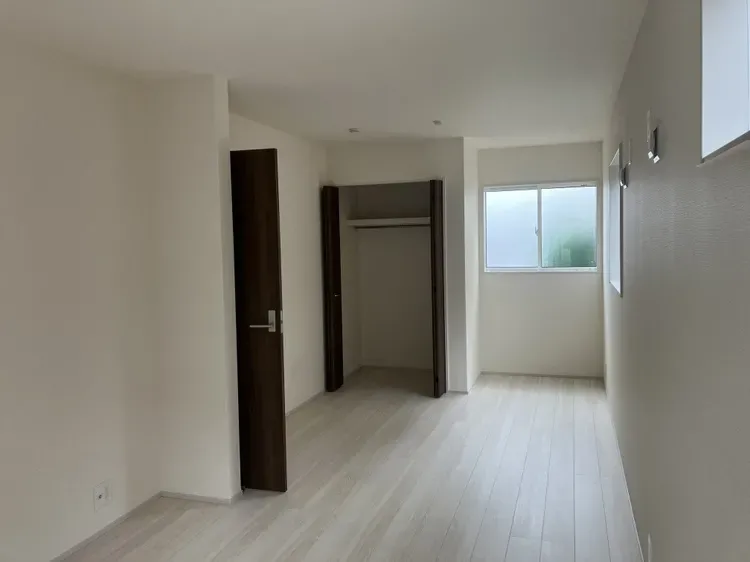 各居室には収納がたっぷりあり、お部屋の中をすっきりとします☆