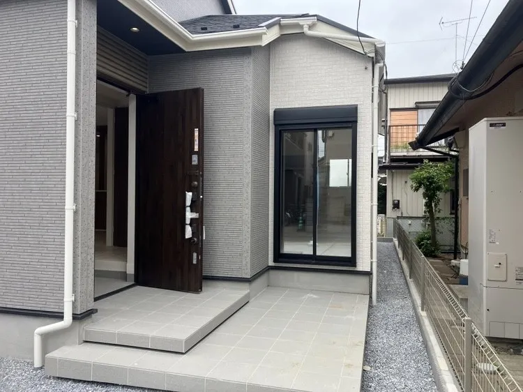 すっきりと整えられた玄関まわりで、気持ちよくお出迎えしてくれます!