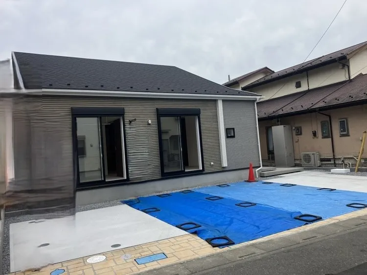 駐車スペースも十分に確保しており、リビングの窓から大きな荷物をそのまま入れることもできます!