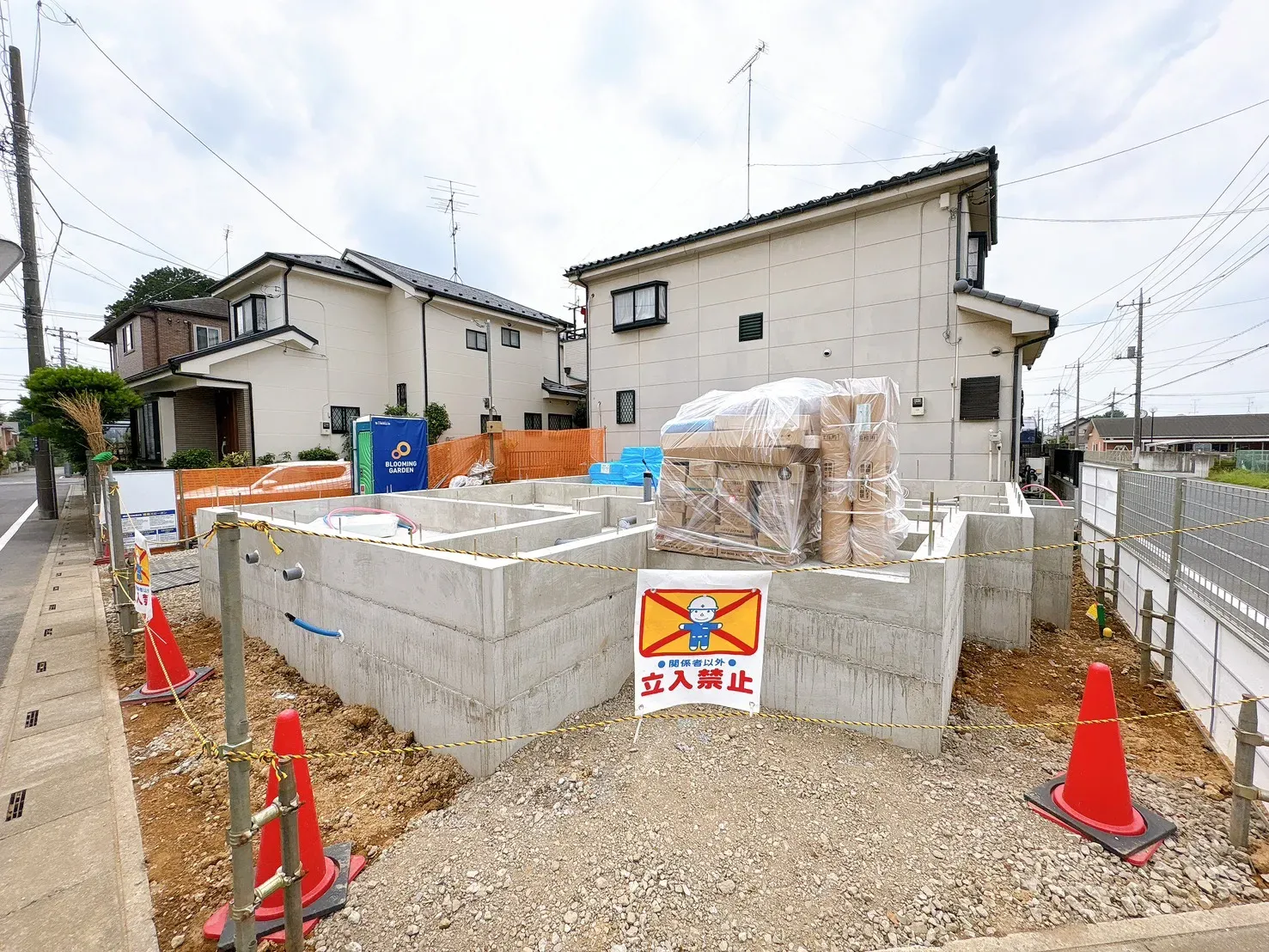 【外観写真】 約38坪の角地に加え、前面道路も広々。陽当たり・通風ともに良好で、ゆとりある暮らしを実現します。
