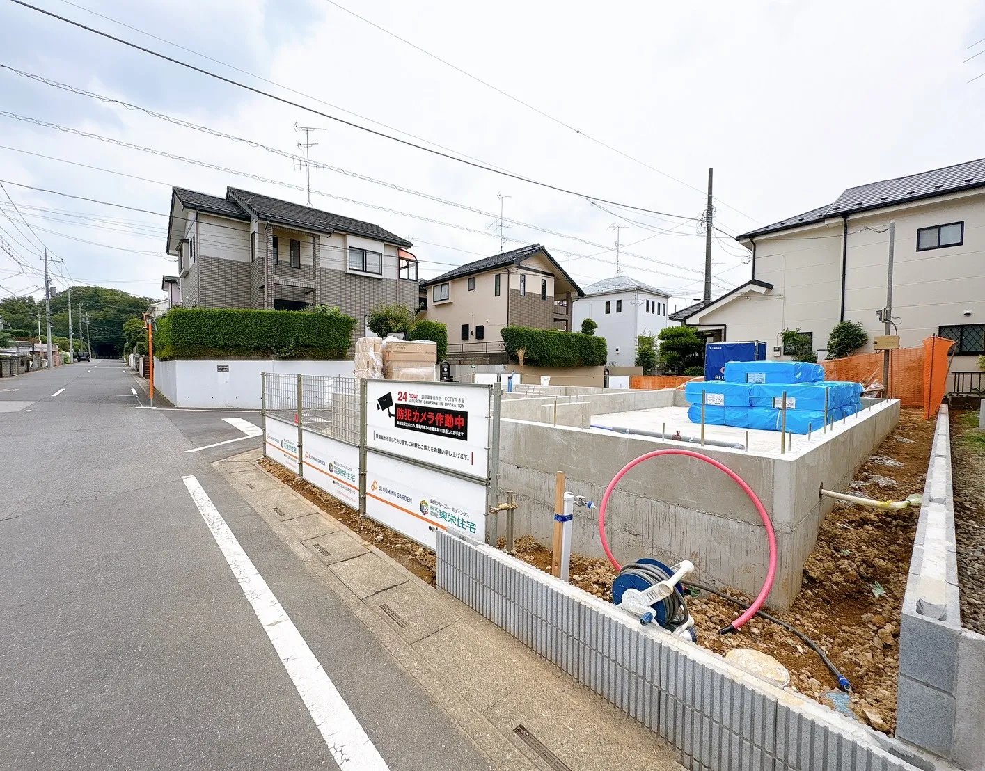 【外観写真】小学校徒歩9分・中学校徒歩7分と通学しやすい距離。公園や医療施設も近く、家族で安心して暮らせる環境が整っています。
