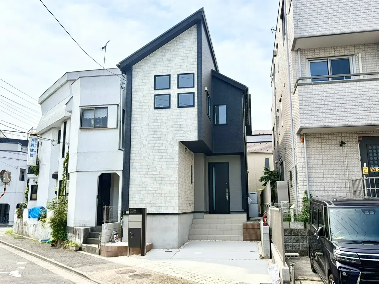 「シャープな佇まいが目を惹く外観」