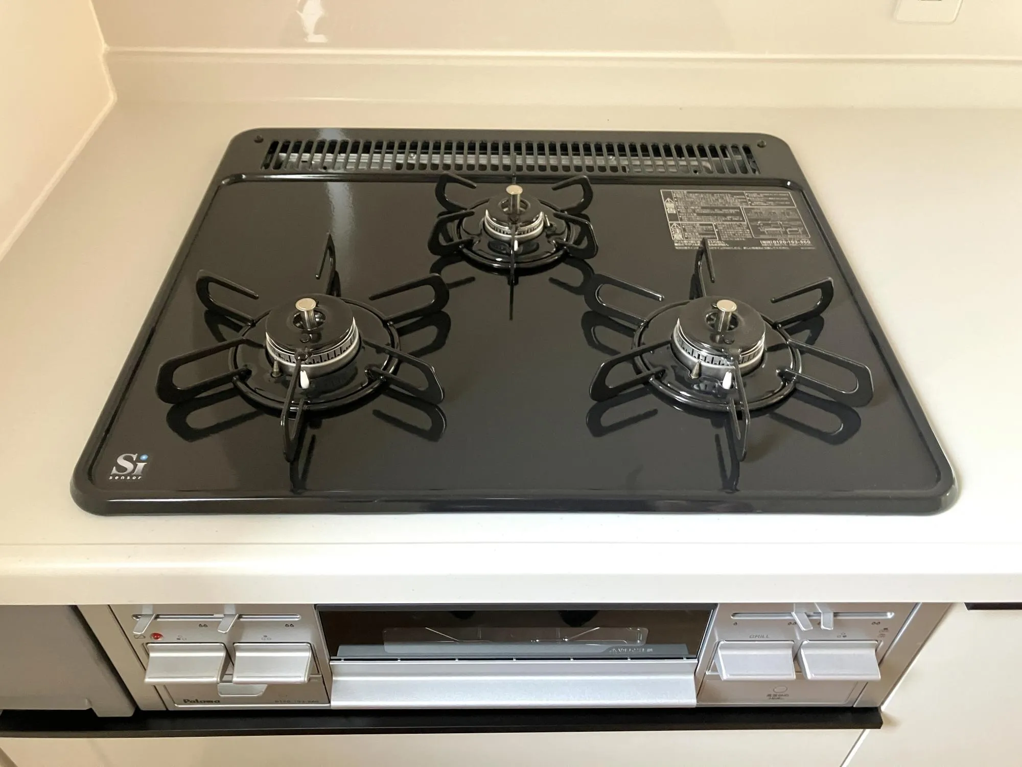 3口のホーロートップコンロ。水無し片面焼き、センサー搭載