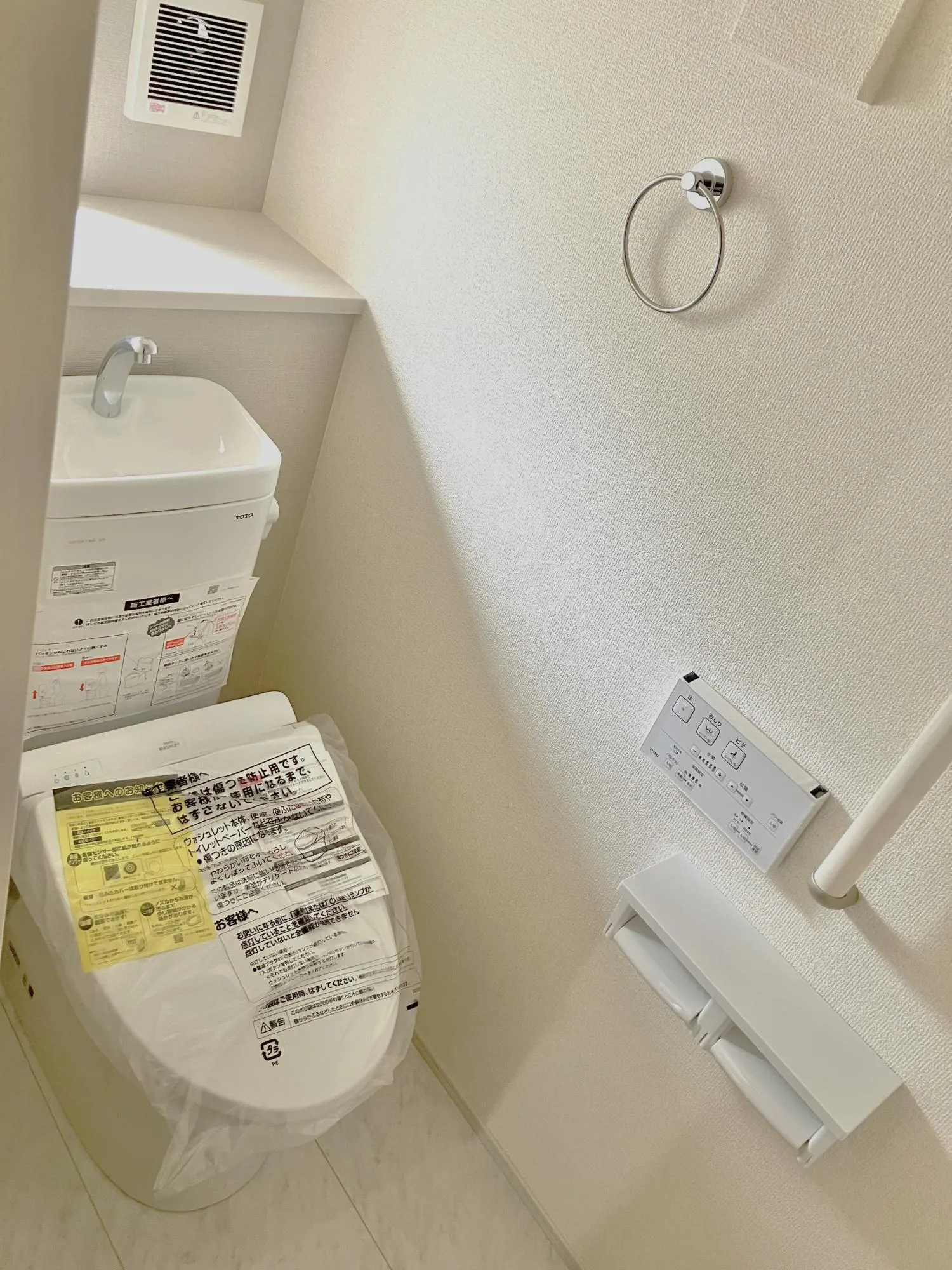 1・2階ともに温水洗浄便座付きウォシュレットを完備。壁収納やタオルハンガー、手すりなど、家族の暮らしに寄り添う便利な設備が充実しています