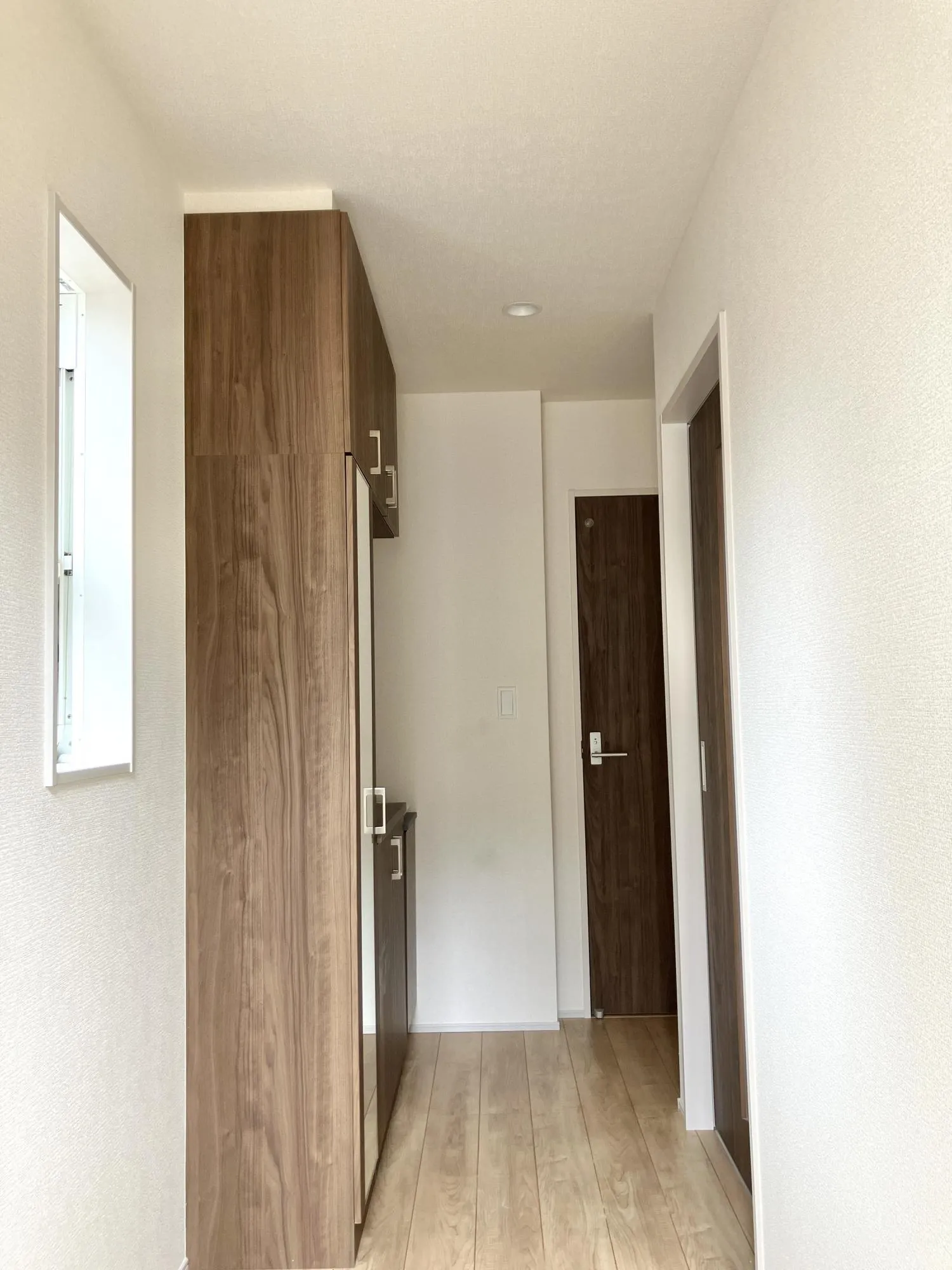 「便利なセカンドサニタリー」付♪ ご家族や来訪者を気持ちよく迎え入れてくれる、明るく開放感のある玄関です。シューズボックス付きで、散らかりがちな玄関をすっきりと片付けることができます