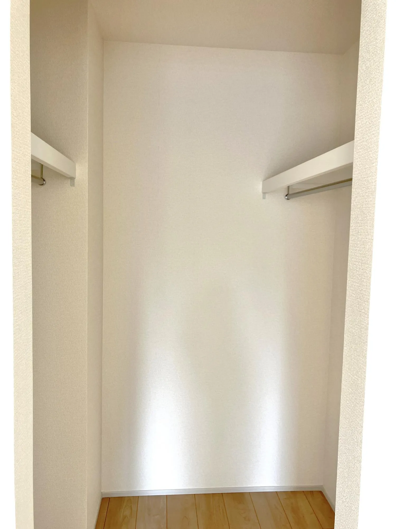 洋室7.4帖のお部屋はWCがついているので、余計な収納などを買う必要もなく、ご趣味のアイテムやお洋服の収納も楽々きれいに☆