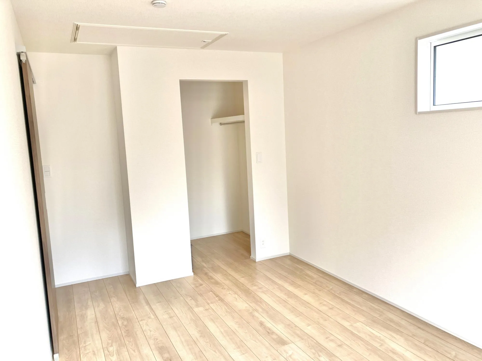 WIC付きの2面採光の7.4帖の洋室。明るく風通しも良いので、ゆったりとくつろいで過ごせます