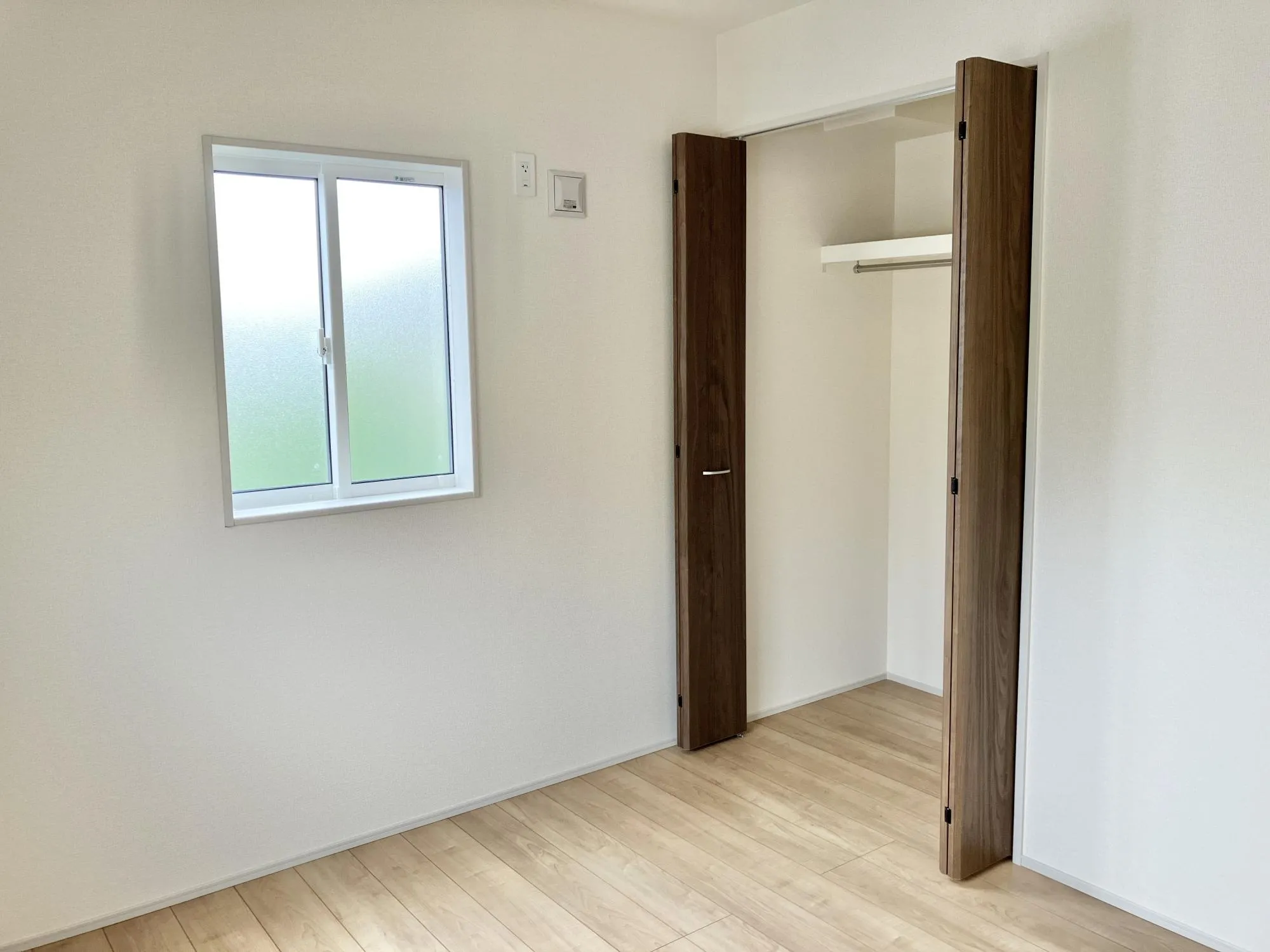 5.25帖洋室凹凸のない四角い部屋なので家具の配置も自由自在!
