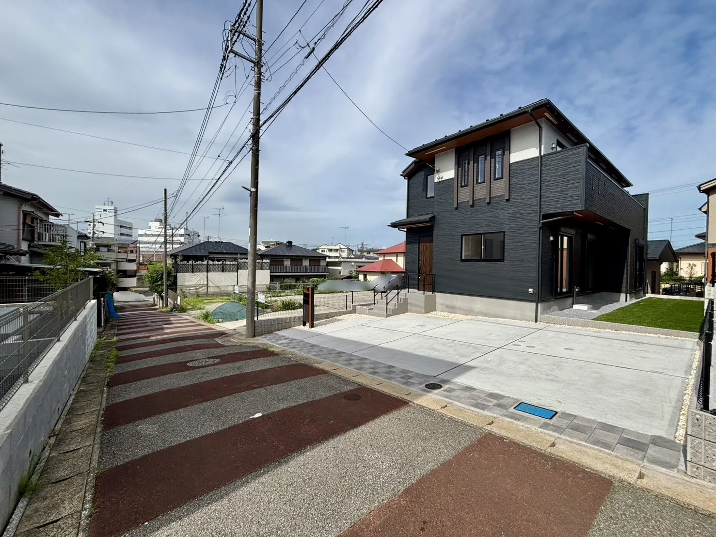 1号棟　前面道路含む現地写真