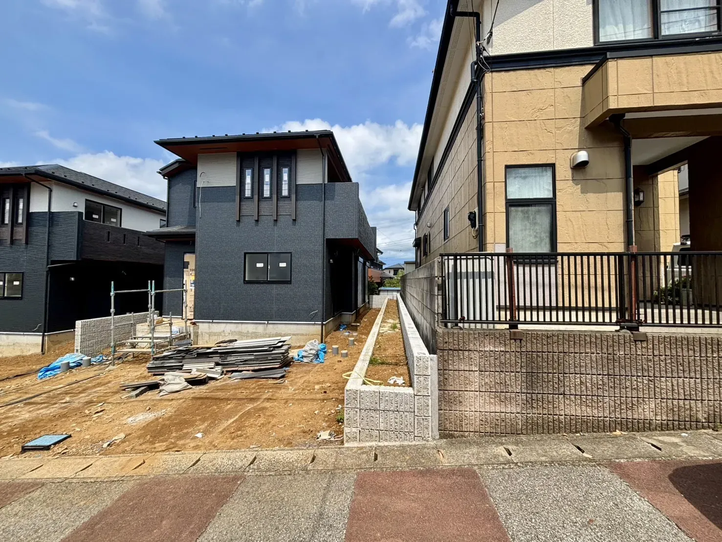 2号棟 前面道路含む現地写真
(7/19撮影)