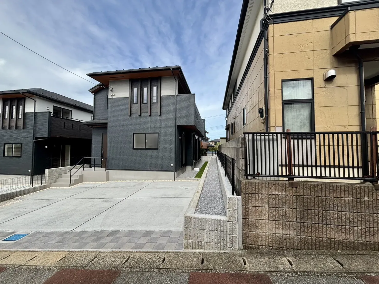2号棟　前面道路含む現地写真
