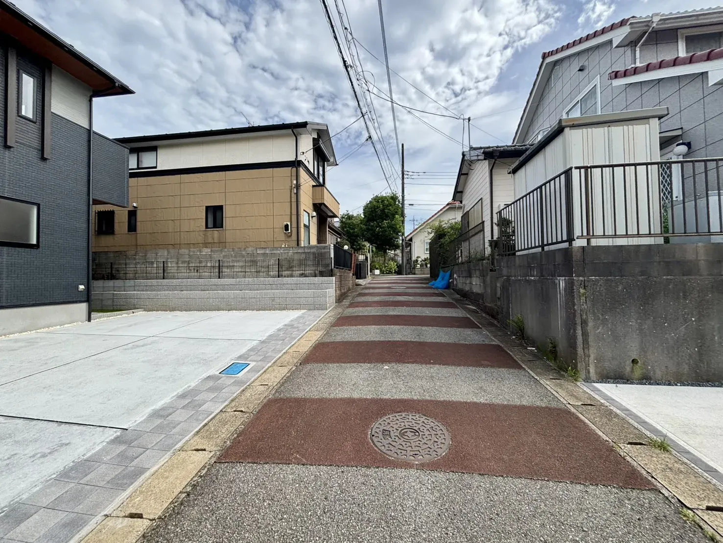 2号棟　前面道路含む現地写真