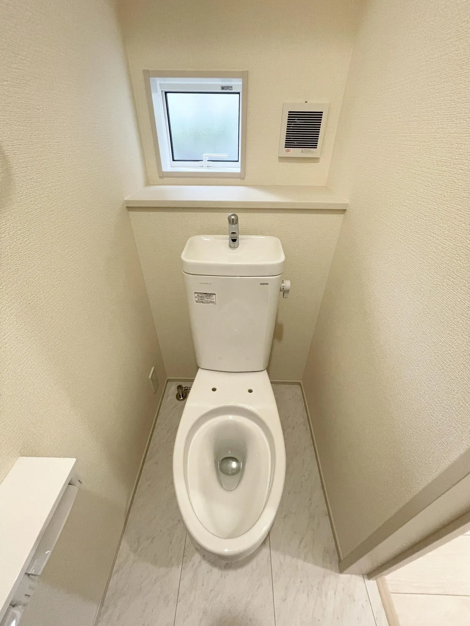 【トイレ】温水洗浄便座付きトイレを採用。毎日快適にお使いいただける、清潔感のある空間です。