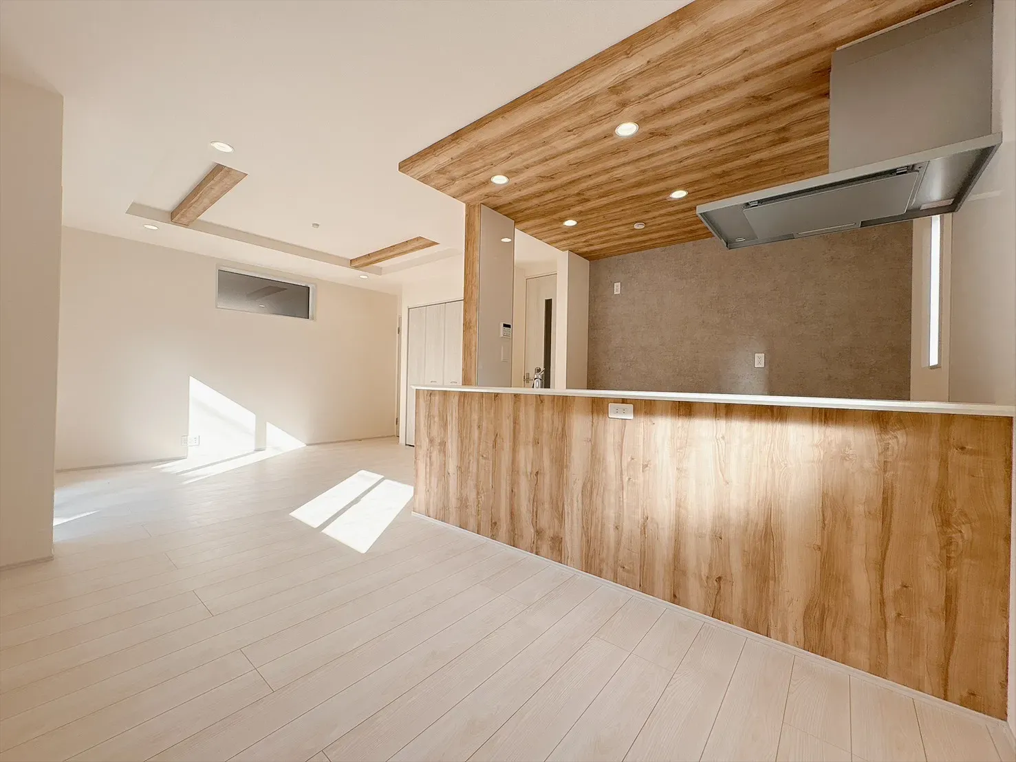 【キッチン前面】木目調の下がり天井とアクセントクロスが上質な空間を演出。まるでカフェのようなおしゃれなダイニングキッチンです。