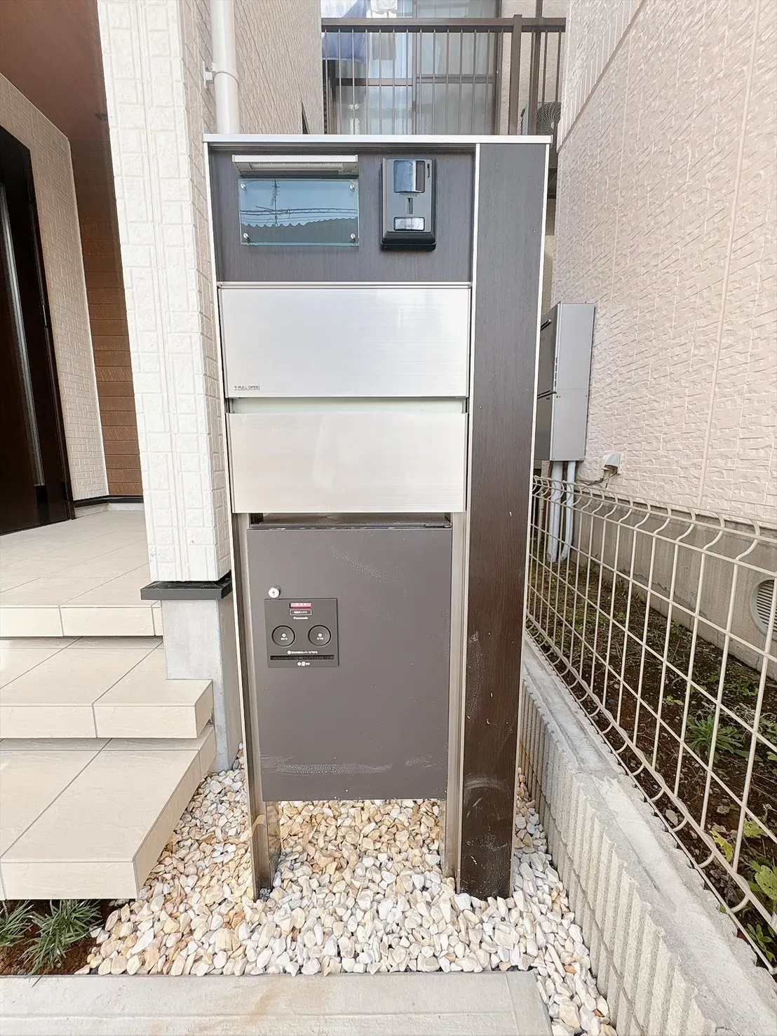 【玄関設備】テレビモニター付きインターフォンで来訪者を映像で確認できる安心設計。ポスト一体型の為に、外構回りもすっきとした印象です。