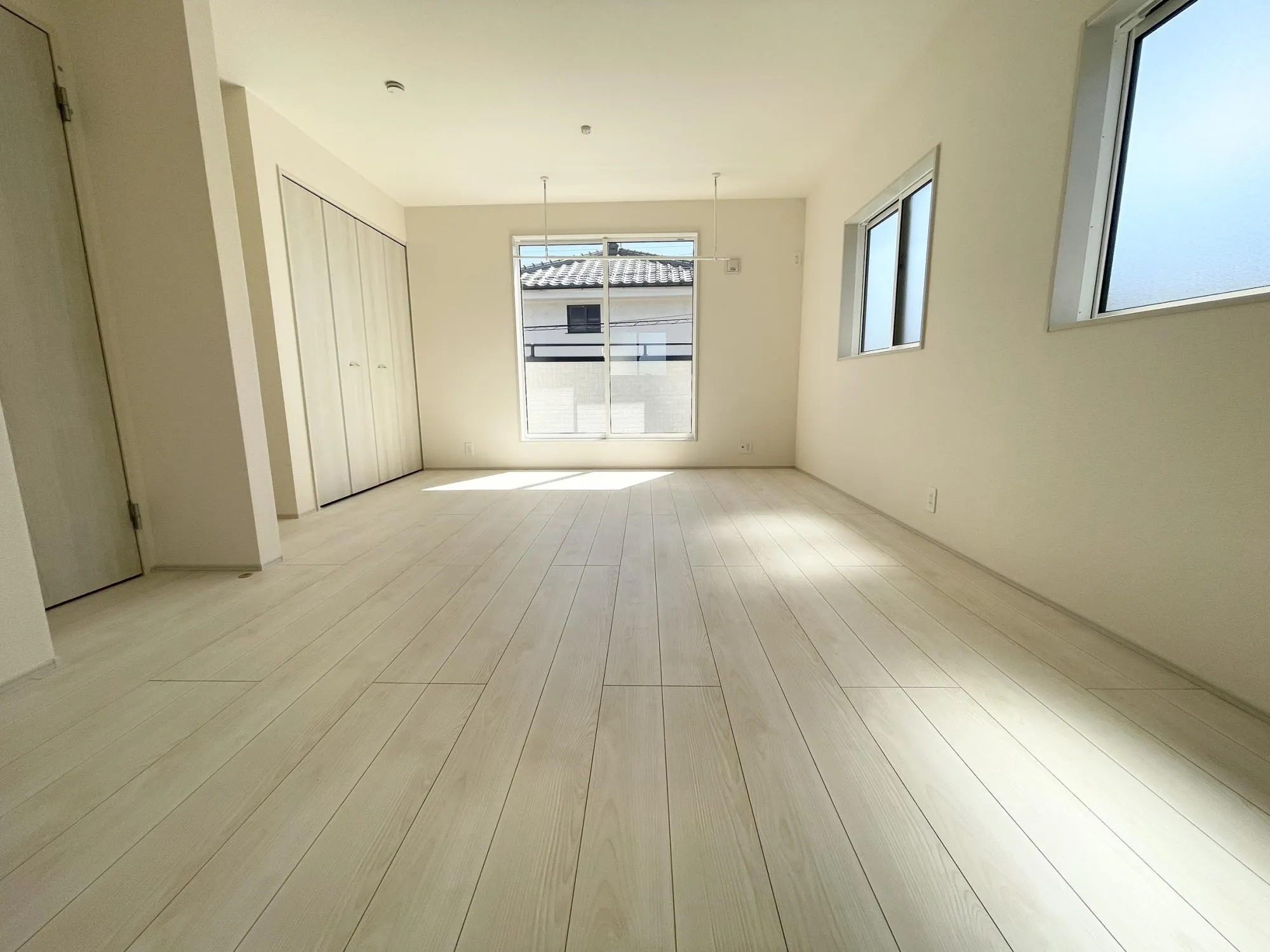 【洋室(11.25帖)】住まいの中でもひときわゆとりを感じられる約11.25帖の主寝室。ベッドや収納家具を配置しても余裕があり、落ち着いた時間を過ごせるくつろぎの空間です。